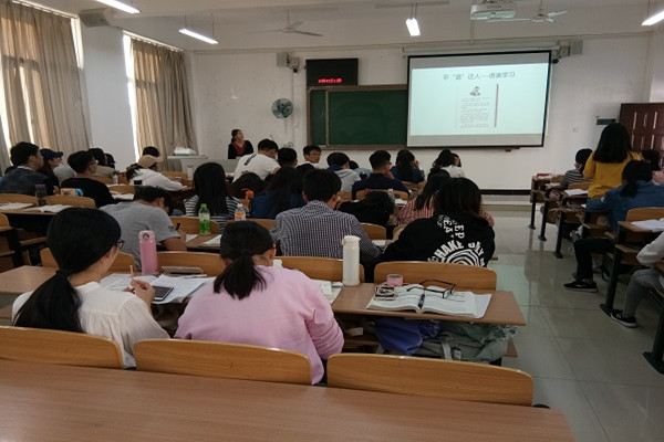 2、同学们认真聆听.jpg