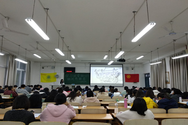 2、同学们观看视频.jpg